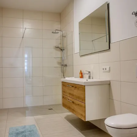 Mainline Retreat Zentral Mit Eigenem Parkplatz דירה